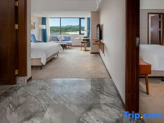 Executive Family Suite with lake view