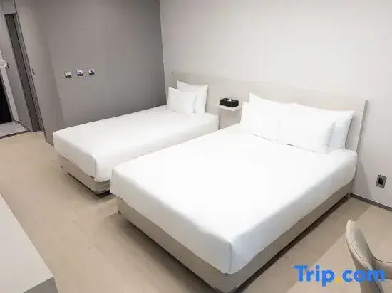 Deluxe Double Family room with partial ocean view (twin beds)