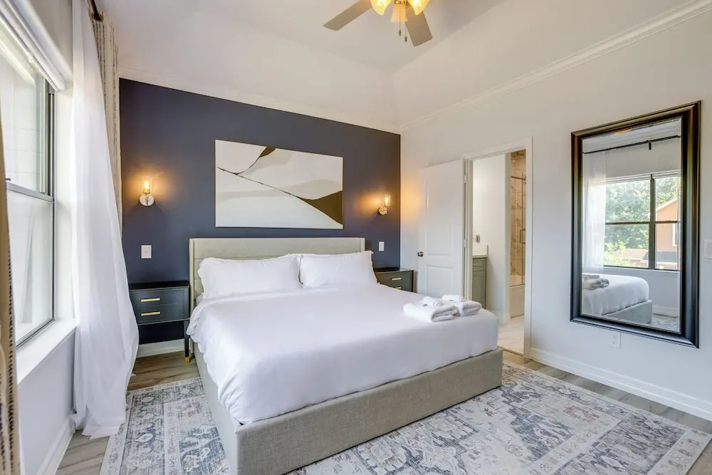 Yard & Workspaces: Luxe Duplex Unit in Houston — 4