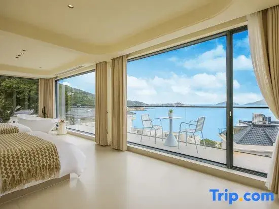 Suite with balcony and seafront