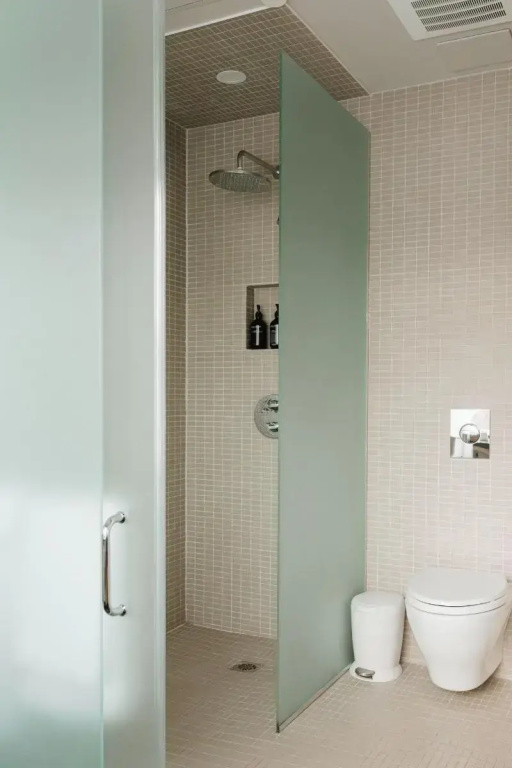Medium Double room (full double bed)