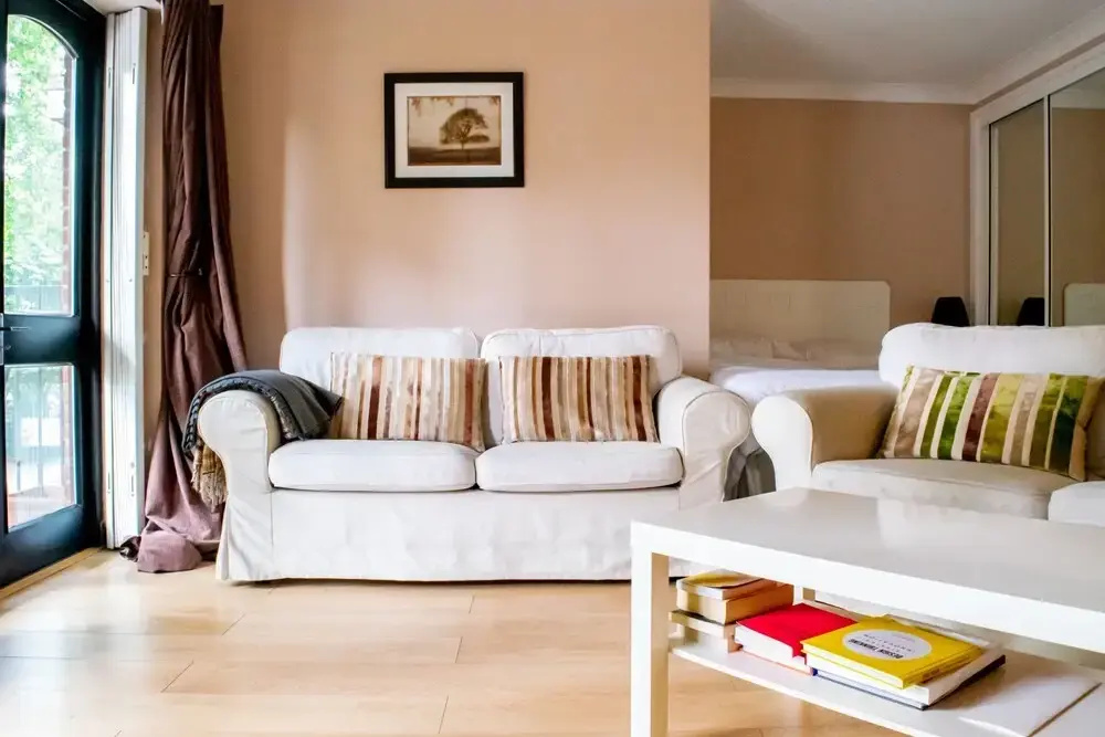East London Studio With Balcony and Swimming Pool Access
