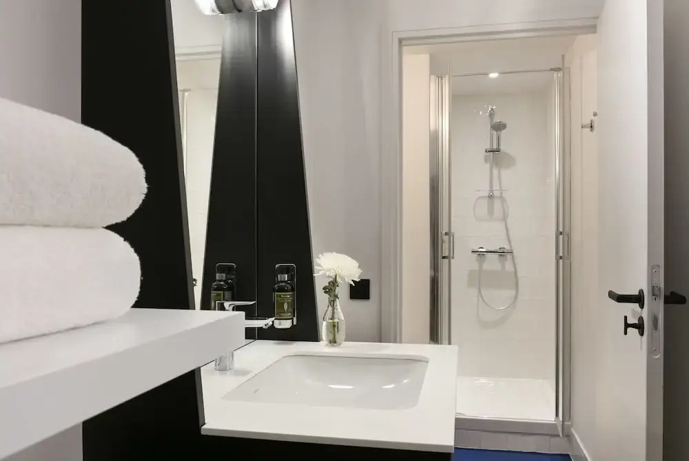 Standard Double room with courtyard view (full double bed)