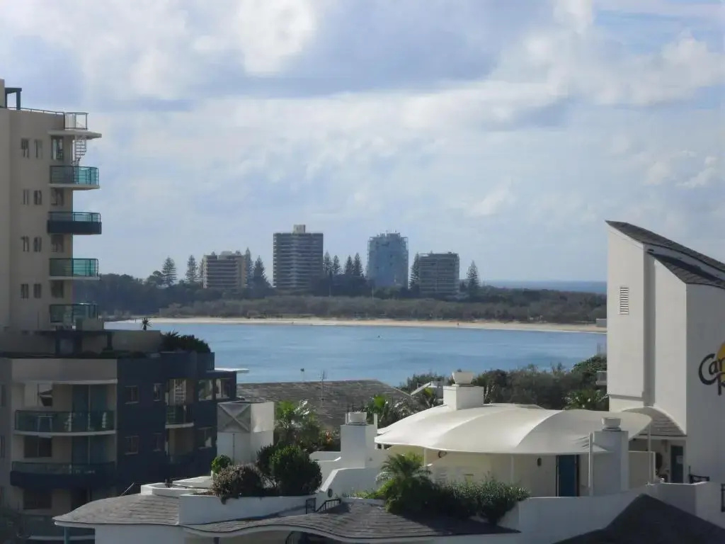 4 Bedrooms Apartment with water view
