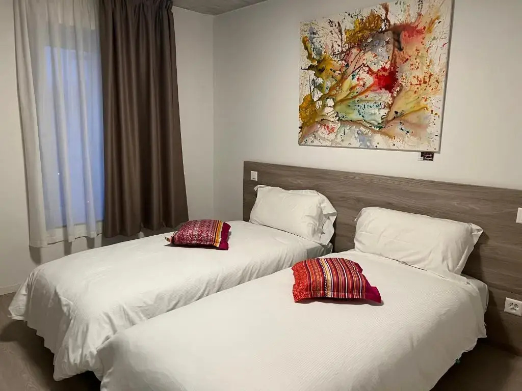 Deluxe Double room with city view (full double bed)