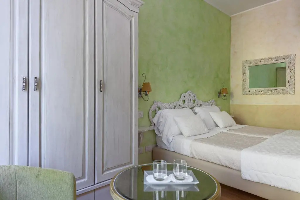 Classic Double room (full double bed)