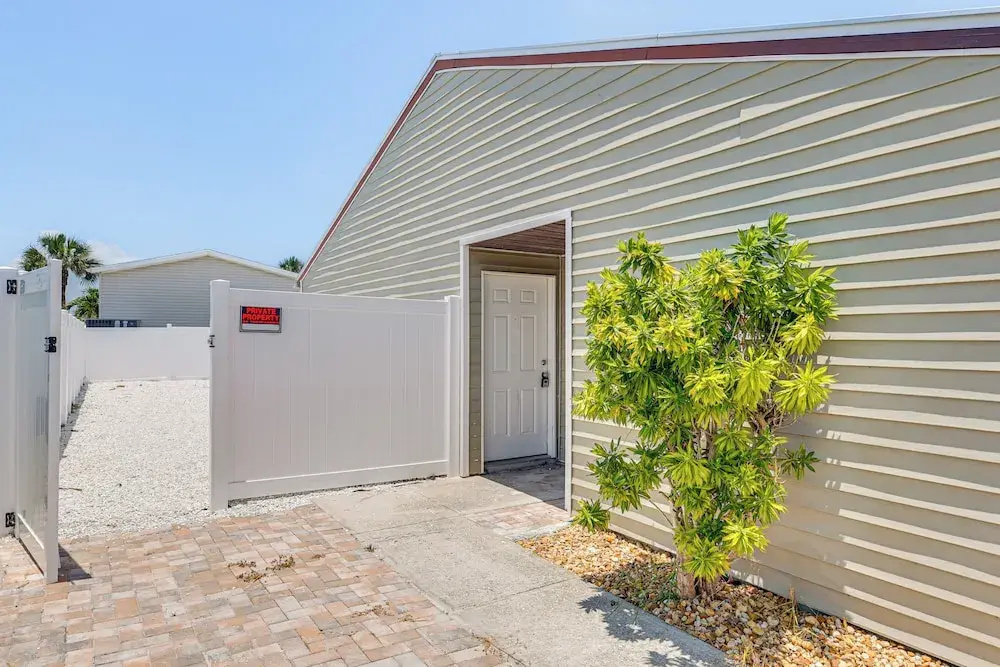 So Close to Coast: Walkable Fort Myers Beach Unit!