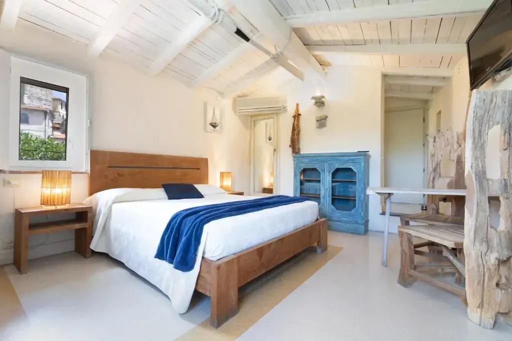 Deluxe Double room with balcony (full double bed)