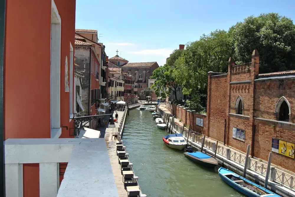 Deluxe Double room with canal view (full double bed)