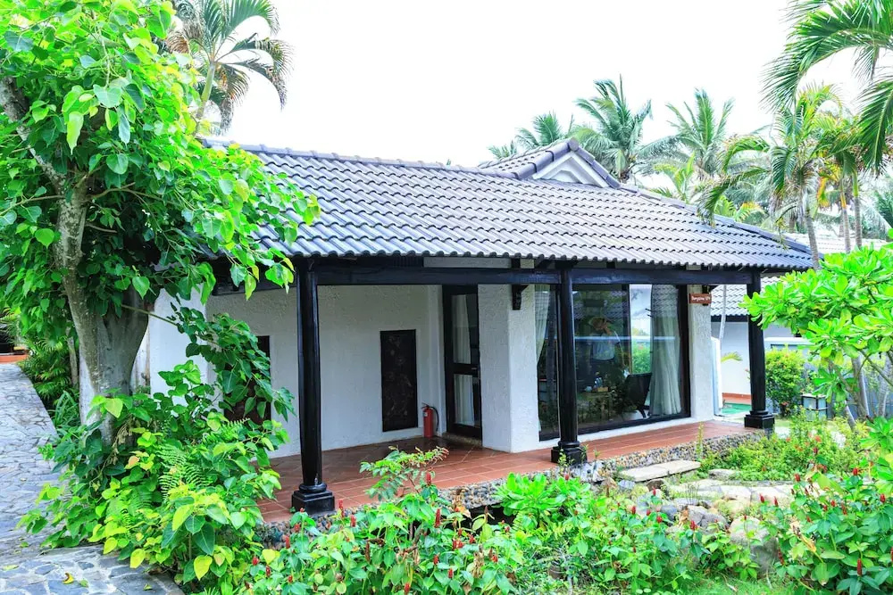 Grand Bungalow with garden view