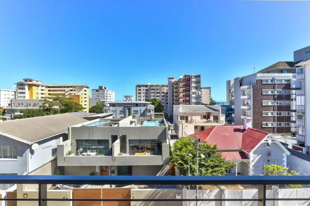 Secure Studio, Sea Point Gem Near Promenade!