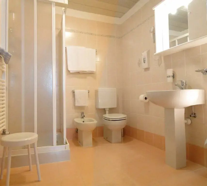 Classic Double room with balcony and with lake view full double bed