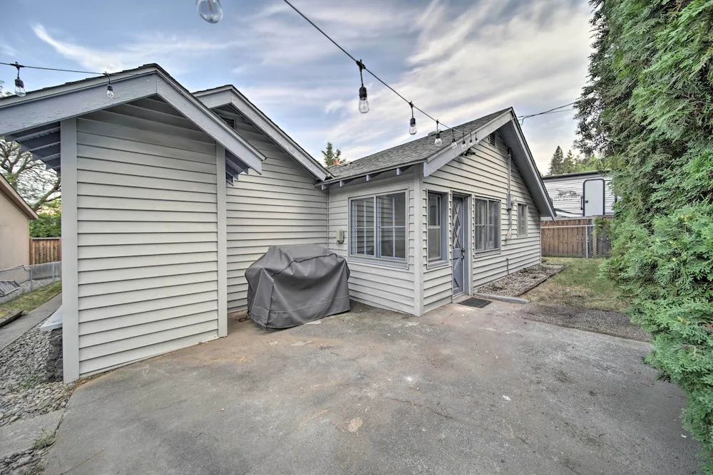 Bright & Airy Liberty Lake Abode w/ Backyard!