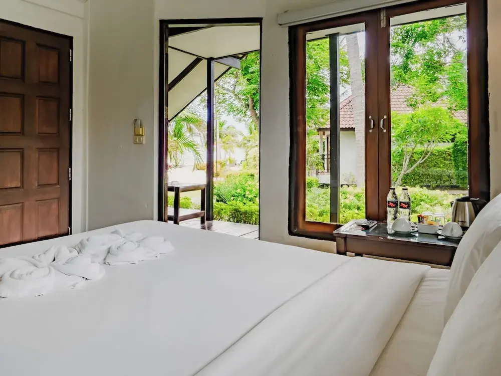 Studio with balcony and with garden view