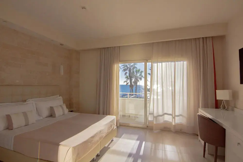Comfort room with sea view