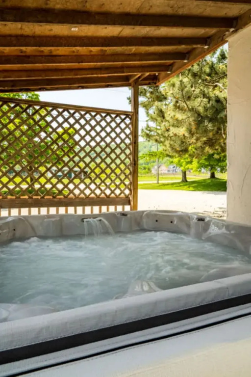 Spacious 8 bdrm Blue Mountain Cottage, Perfect for Large Groups, Private Beach, BBQ, Hot Tub, Sauna - фото 12