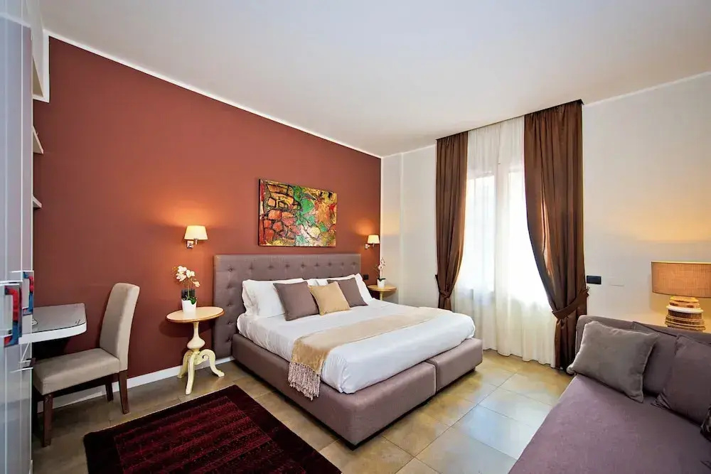 Double Suite with city view (full double bed)