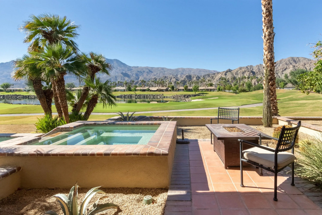 Moonshine by Avantstay Modern & Stylish Estate w/ Bar, Fire Pit & Hot Tub 5 bd