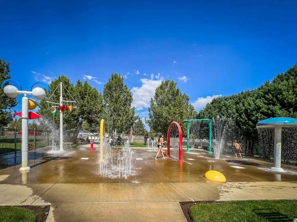 Spacious Outdoor Patio and Resort Amenities - Stylish Retreat