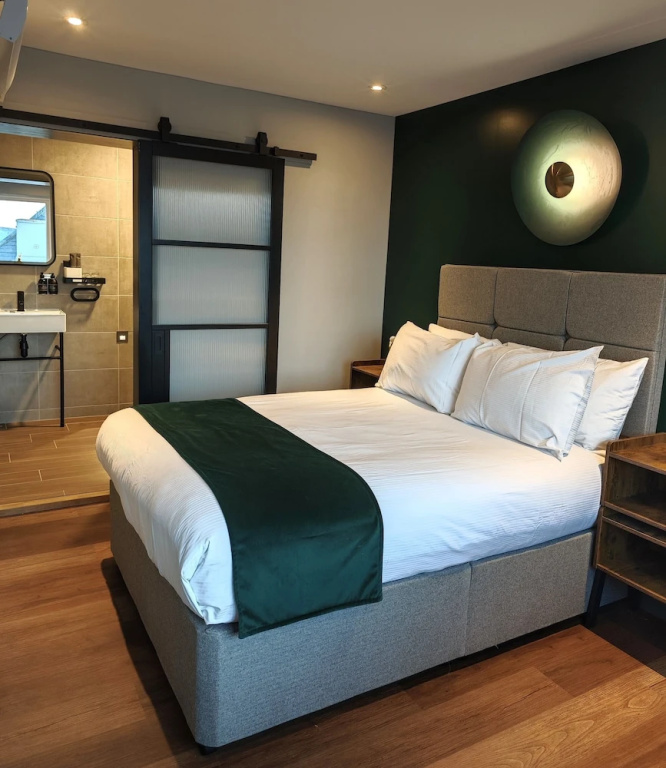 Deluxe Double room with partial ocean view (full double bed)