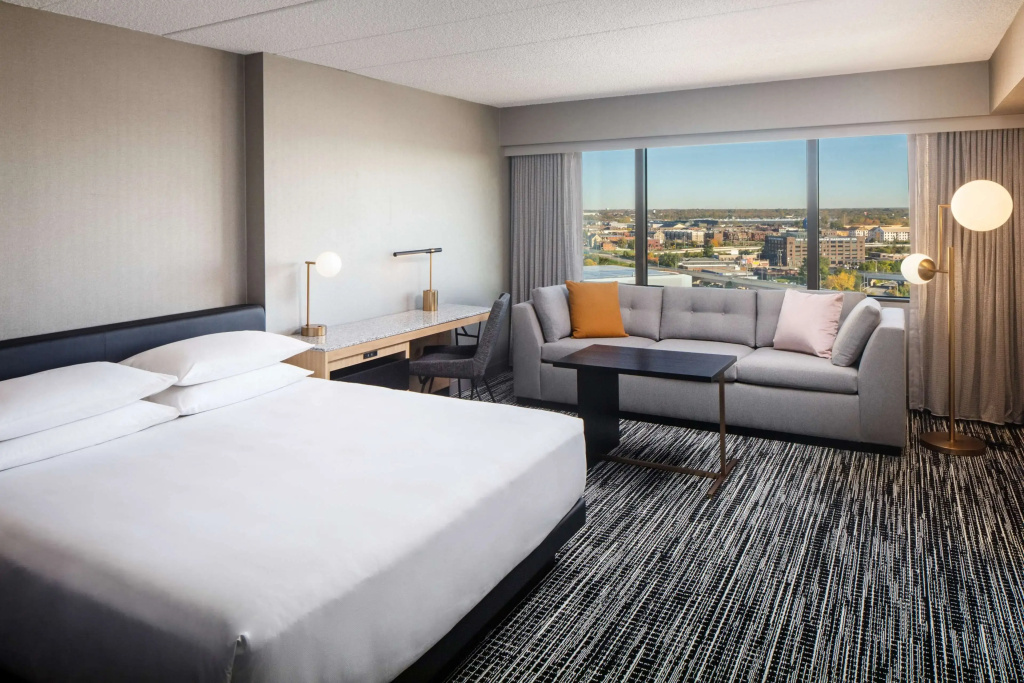 Double room with city view (full double bed)