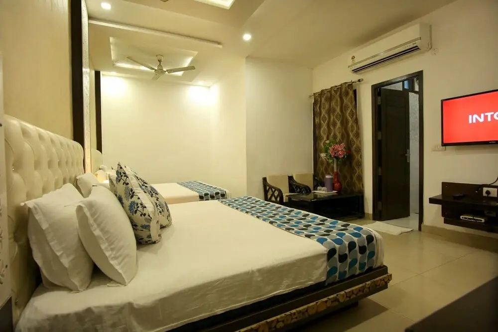 Riya Palace by OYO Rooms