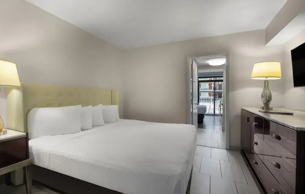 Junior Suite with balcony and with partial ocean view