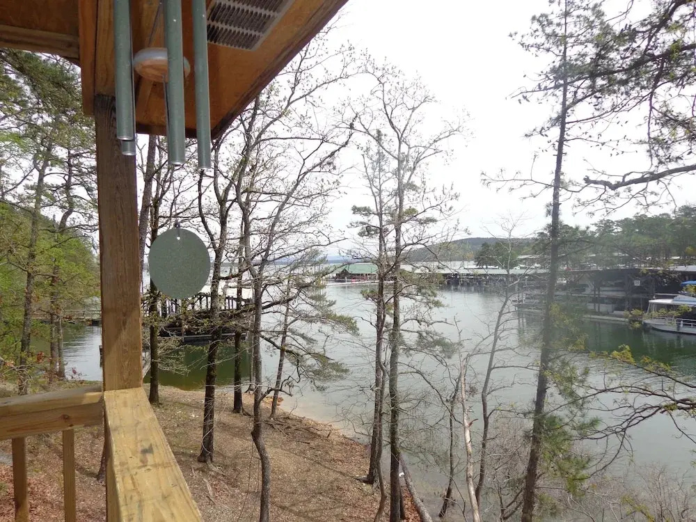 Lake view two bedroom, two bath log-sided cottage with private hot tub overlooking Lake Ouachita. by RedAwning