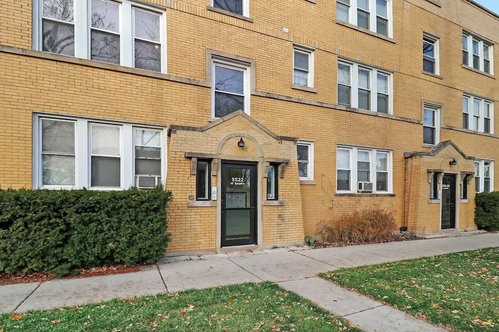1BR Airy Apt- Barry 2