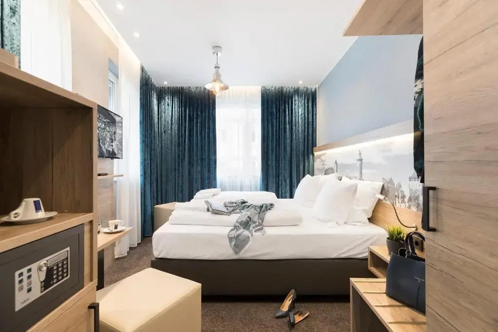 Classic Double room with river view (full double bed)
