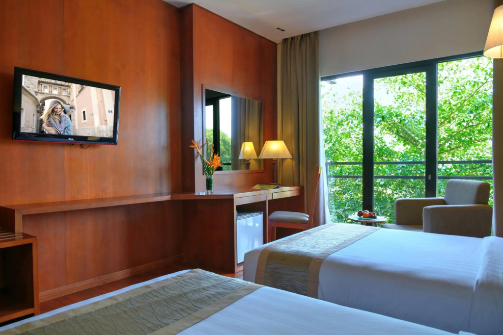 Oak Tree Emerald Hotel & Conventions Semarang — 4