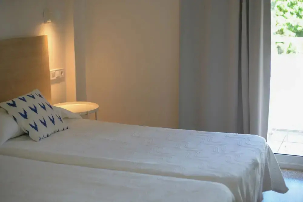 Classic Double room with balcony (full double bed)