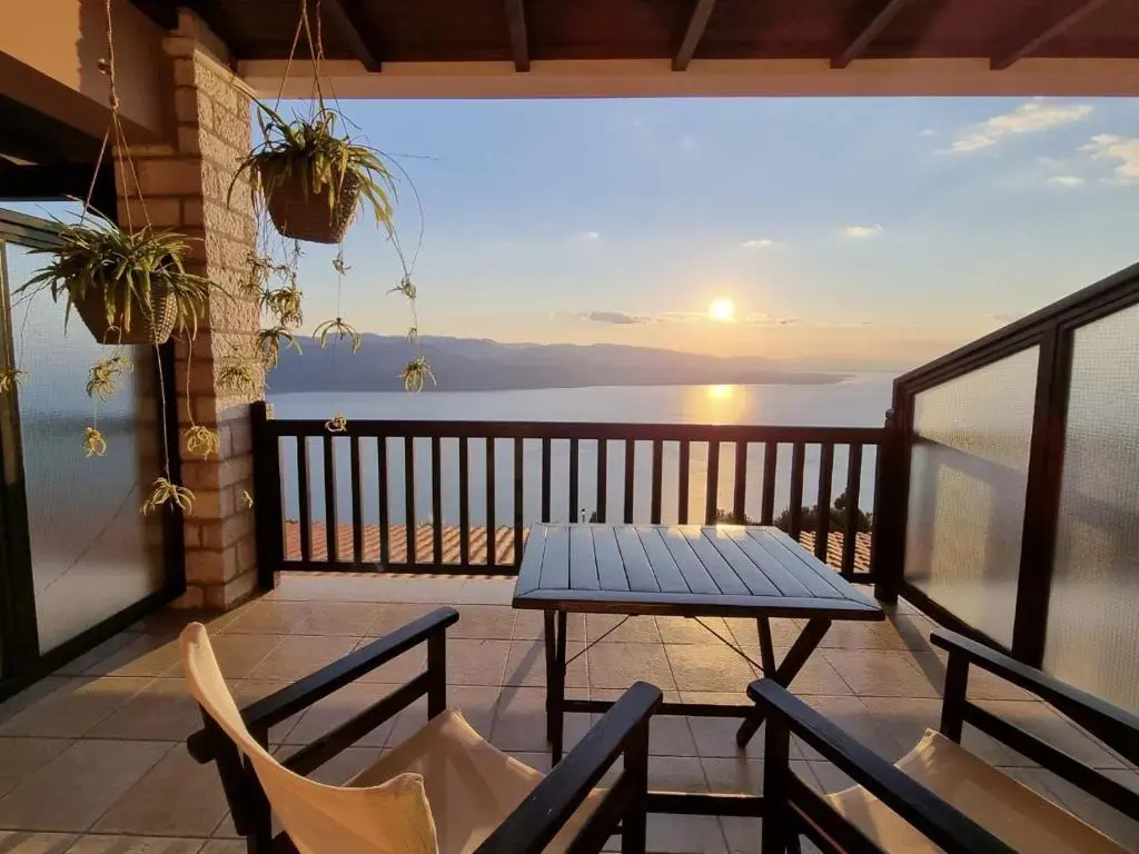Standard Triple room with lake view