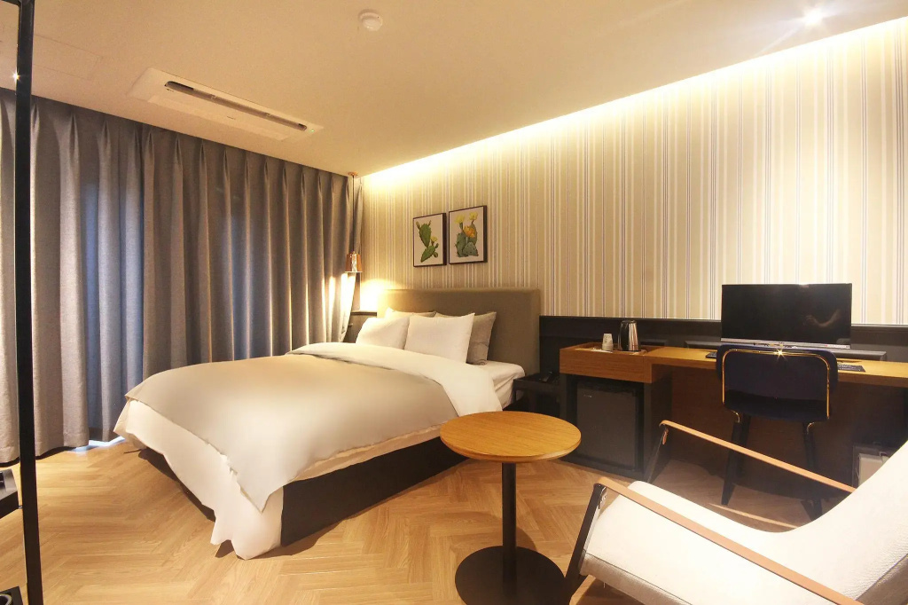 Deluxe Double room with balcony (full double bed)