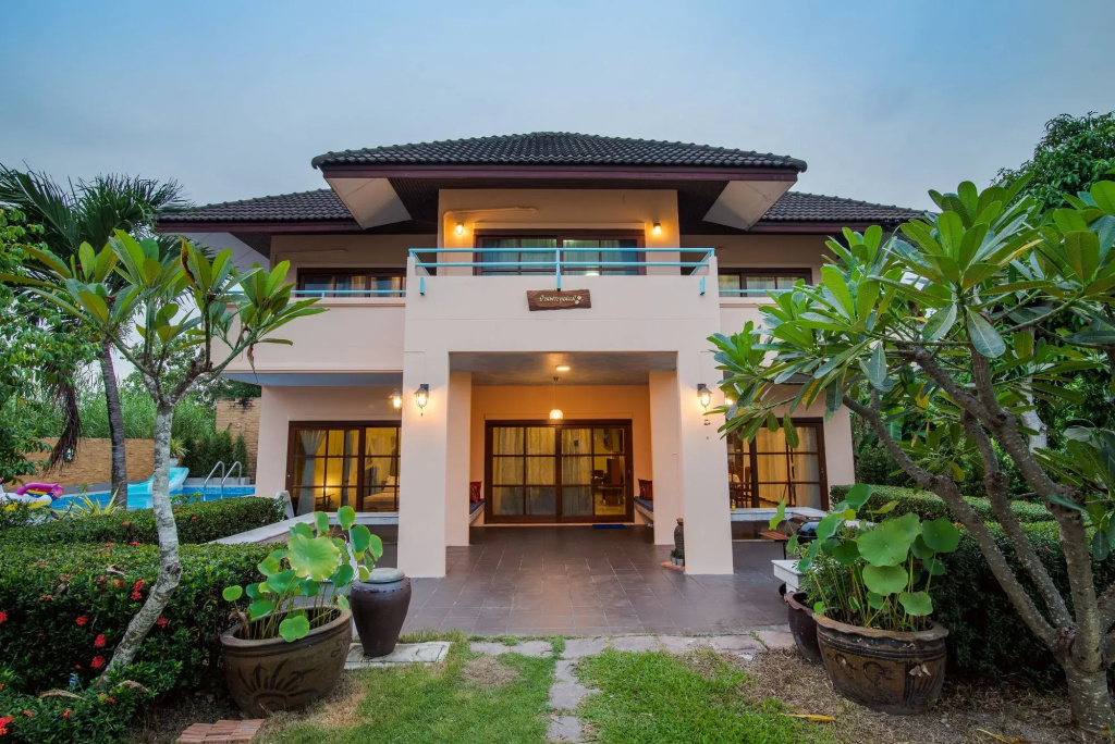 The Queen Park Beach Pool Villa