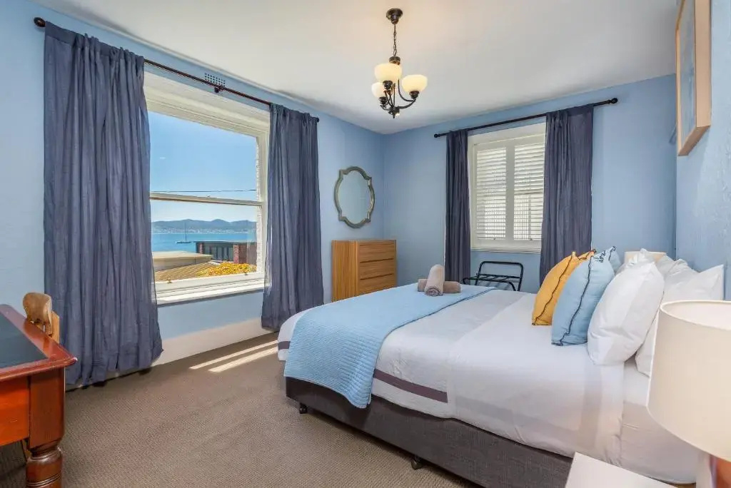2 Bedrooms Apartment with water view
