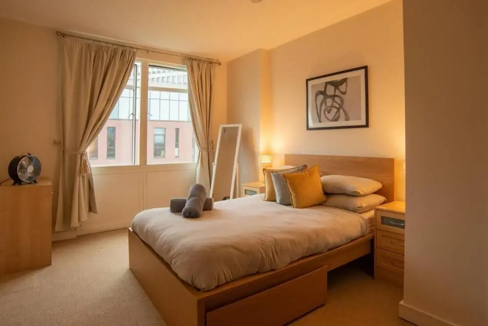 Urban Couples Retreat Apart- Pool Table & Balcony