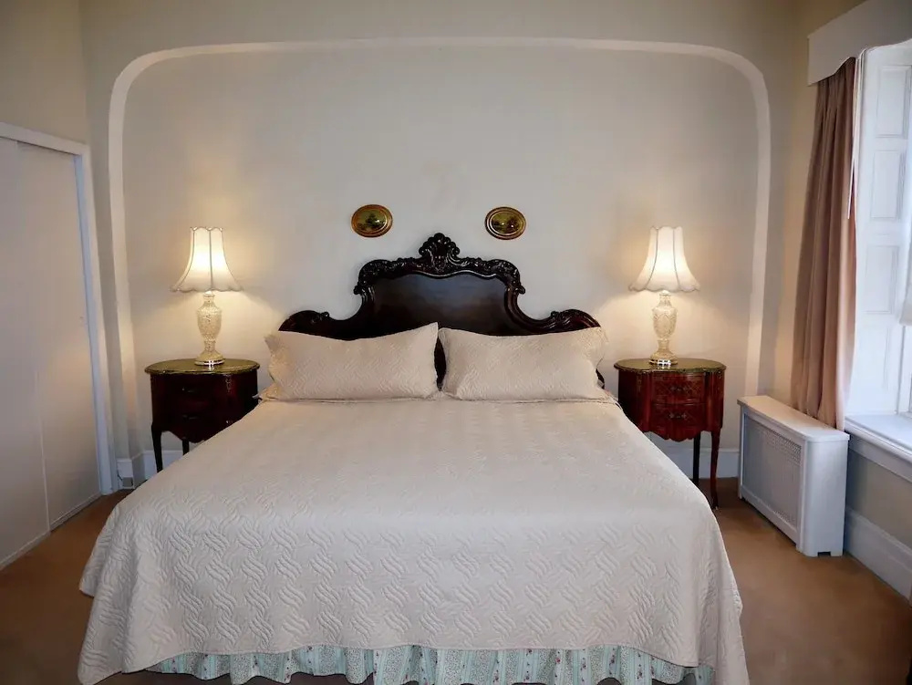 Deluxe Double Basement Suite (full double bed)