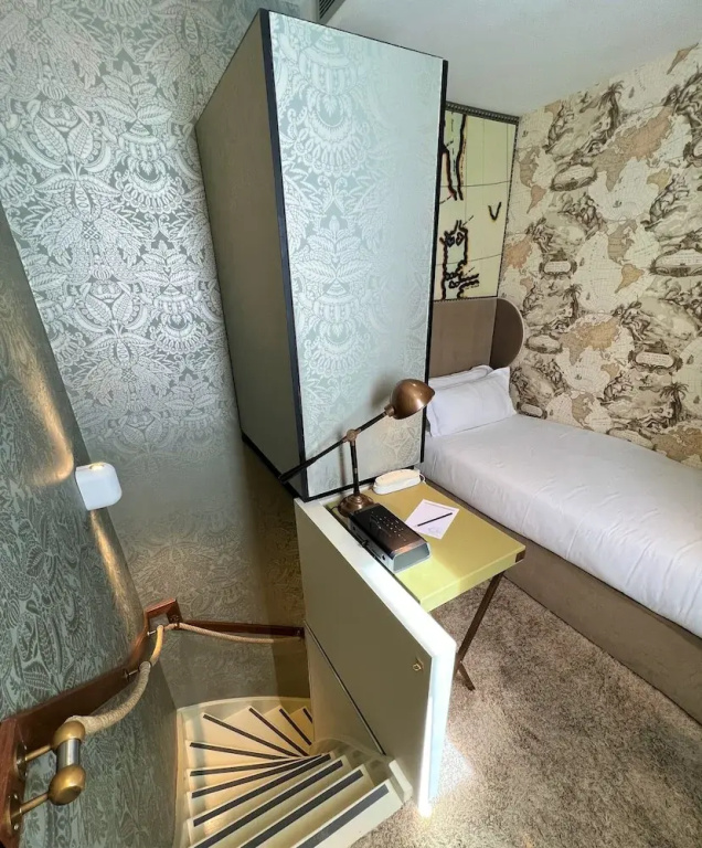 Classic Single Duplex room with courtyard view (single bed)