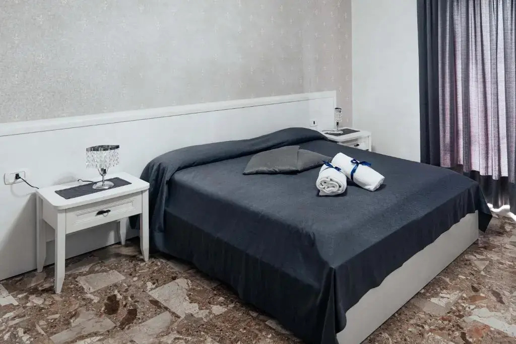 Deluxe Double room (full double bed)