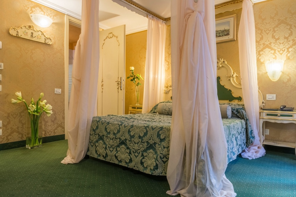 (1)Superior Double room with canal view (full double bed) at Hotel Becher in Venice