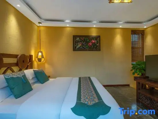 Suite with courtyard view