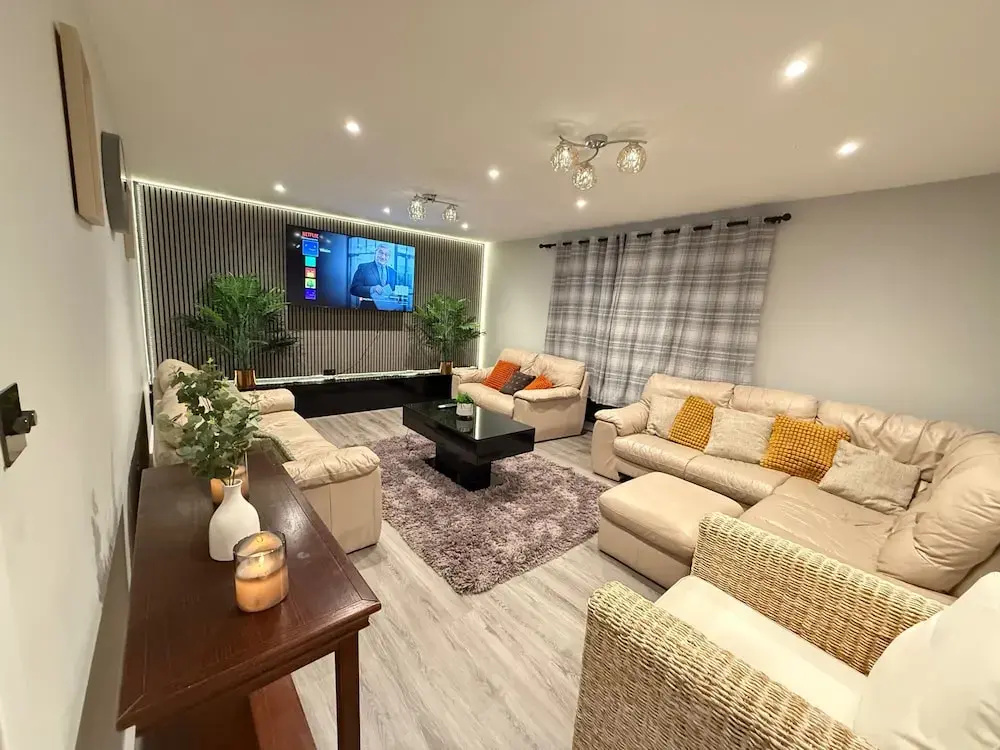 Rochester Apartment-sleeps 4-free Parking