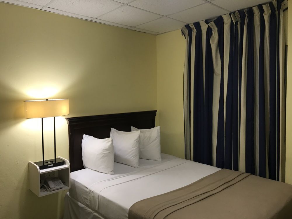 Airport Inn by null
