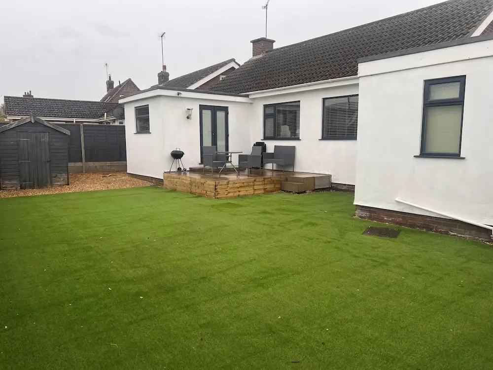 Pet-friendly - 2 Bedrooms Bungalow hot tub Parking