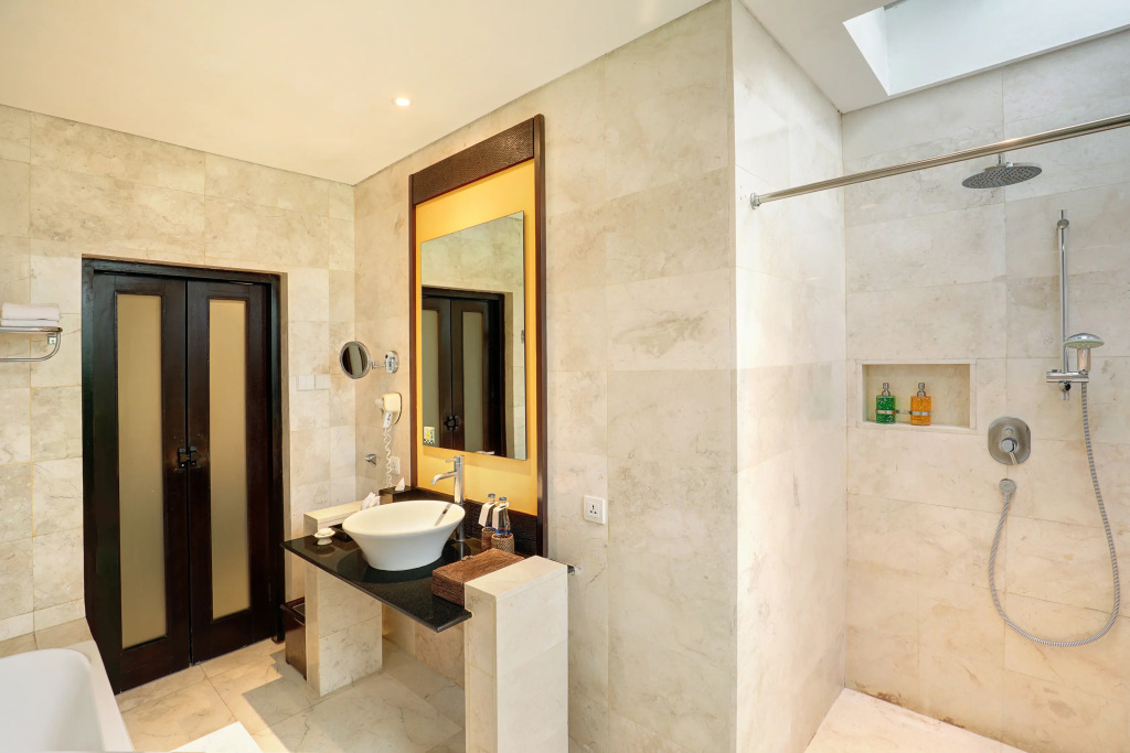Legian Beach Hotel