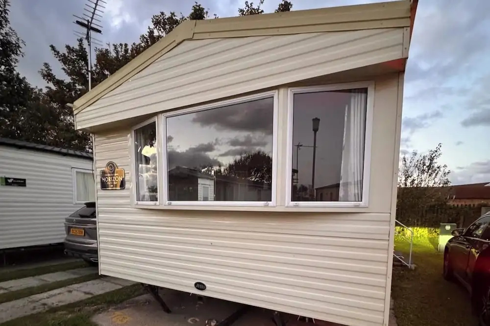 2 Bed Caravan - Sleeps 6 - Pet Friendly, Parking
