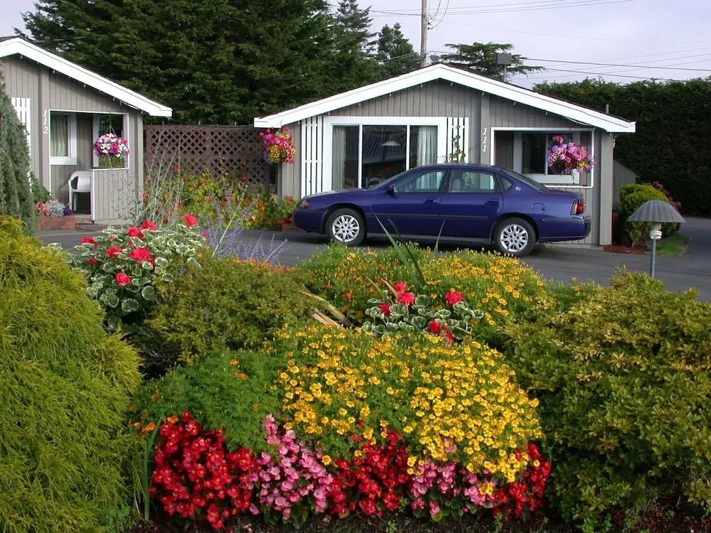 The Cedarwood Inn & Suites