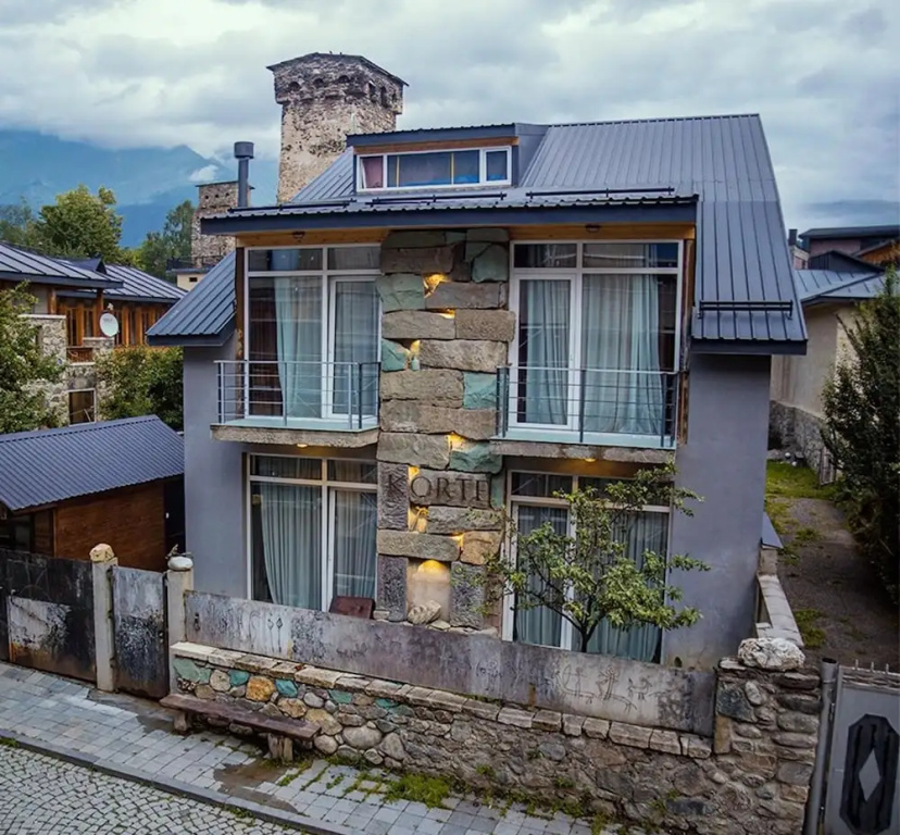Korte Hotel Sleeps 14 With Courtyard