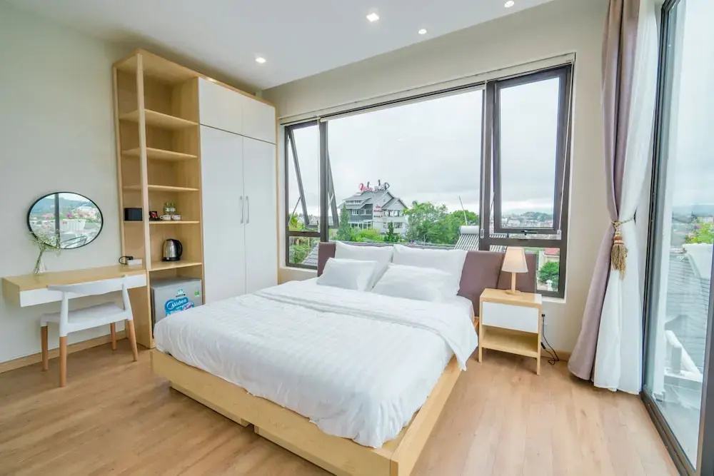 Deluxe room with balcony and with city view